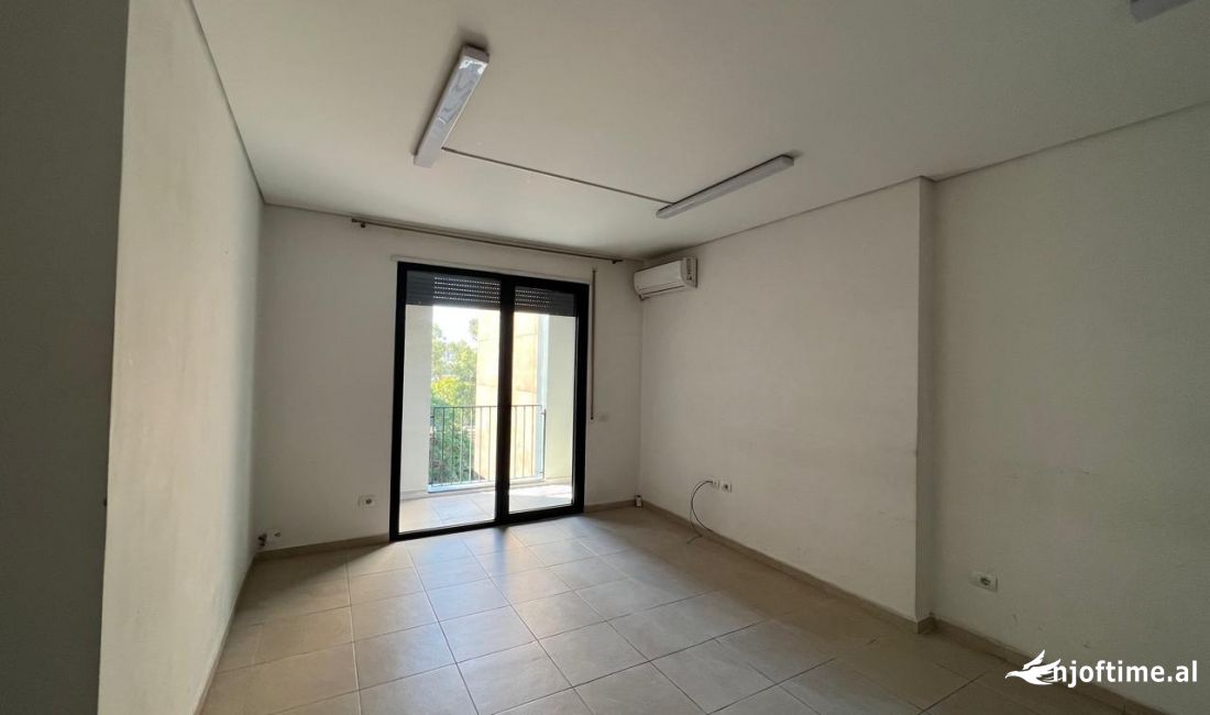 AMBIENT PER ZYRA ME QIRA -MILO 2000-PRANE PALLATIT ME SHIGJETA