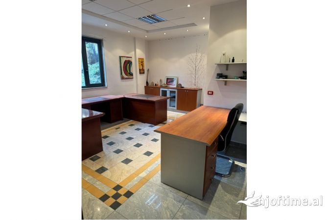 Ambiente Commerciale in Affitto 3+1 a Tirana - 500 Euro