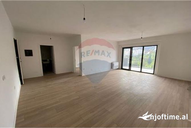 Ambiente Commerciale in Affitto 3+1 a Tirana - 600 Euro