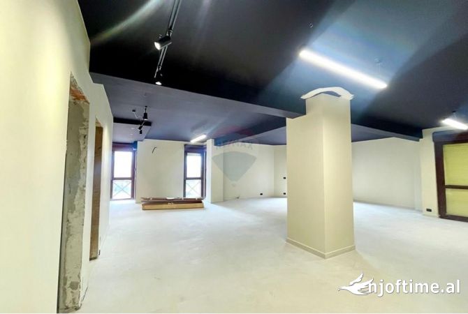 Ambiente Commerciale in Affitto 3+1 a Tirana - 2,000 Euro