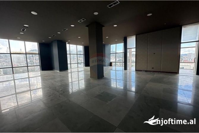 Ambiente Commerciale in Affitto 1+1 a Tirana - 2,625 Euro