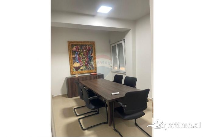 Ambiente Commerciale in Affitto 3+1 a Tirana - 2,000 Euro