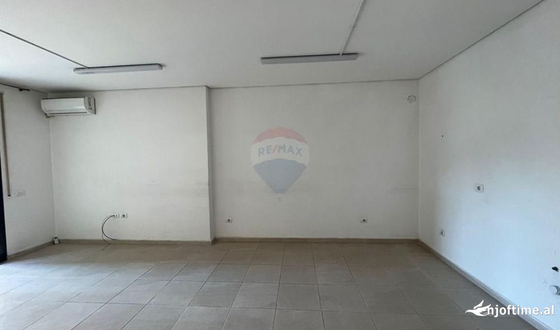 Ambient per zyre me qira prane Pallatit me Shigjeta, Milo 2000