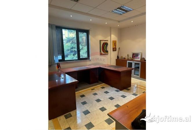 Ambiente Commerciale in Affitto 3+1 a Tirana - 500 Euro