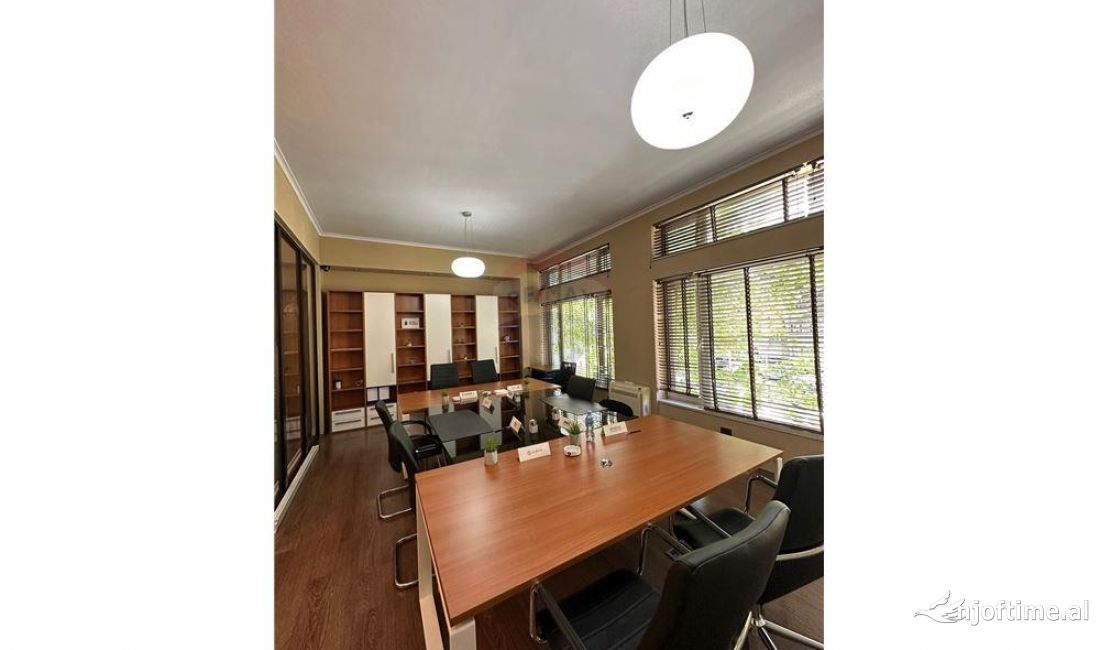 AMBIENT PER ZYRA ME QIRA TEK BULEVARDI GJERGJ FISHTA!