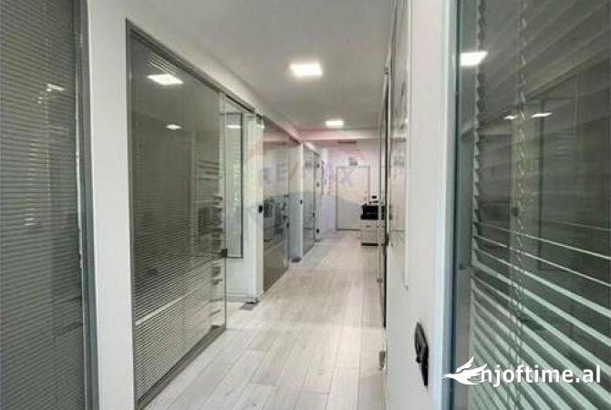 Ambiente Commerciale in Affitto 3+1 a Tirana - 1,350 Euro