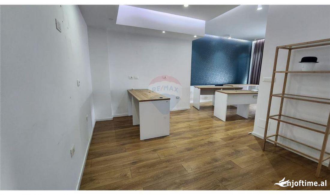 AMBIENT PER ZYRA ME QIRA TEK KOMUNA E PARISIT 