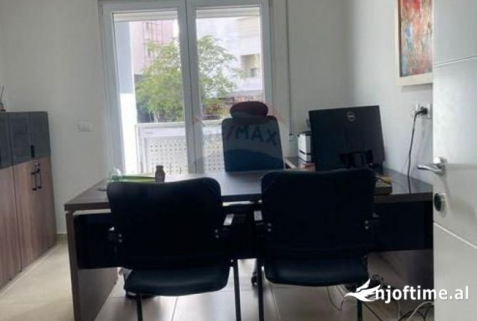 Ambiente Commerciale in Affitto 3+1 a Tirana - 1,750 Euro