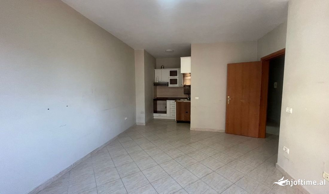 AMBIENT PER ZYRA ME QIRA TEK RRUGA E KAVAJES 