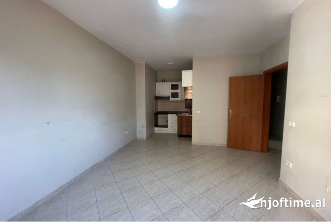 AMBIENT PER ZYRA ME QIRA TEK RRUGA E KAVAJES 