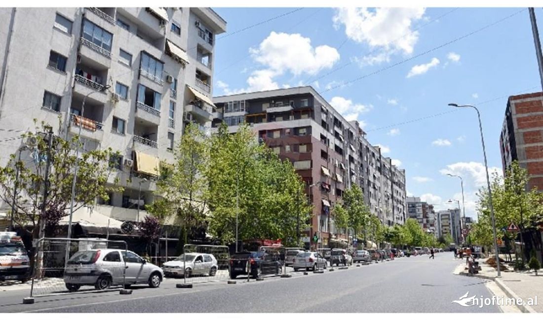 AMBIENT KOMERCIAL PER SHITJE NE ASTIR 