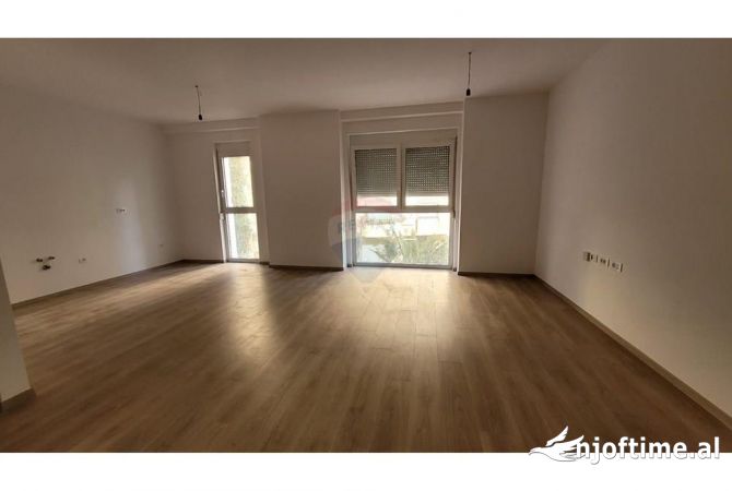 Ambiente Commerciale in Affitto 3+1 a Tirana - 1,300 Euro