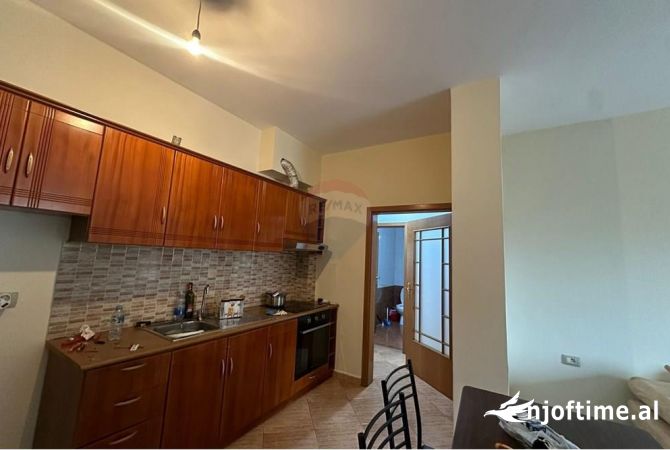 Ambiente Commerciale in Affitto 3+1 a Tirana - 500 Euro