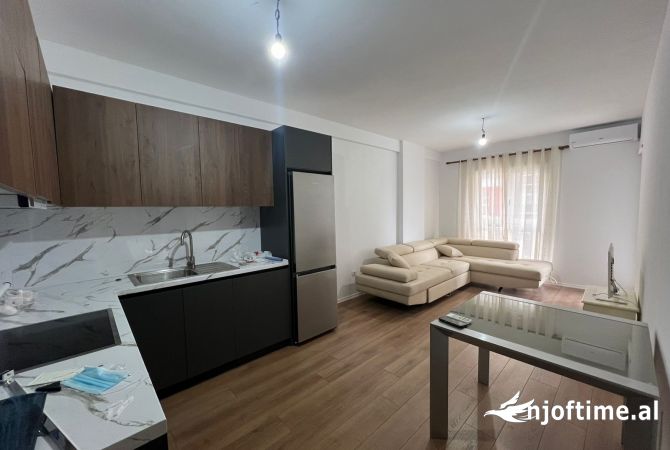 Shtepi ne shitje Apartament ne Tirane, 2+1, Mobilimi E mobiluar, Pagesa 93,000  Euro.