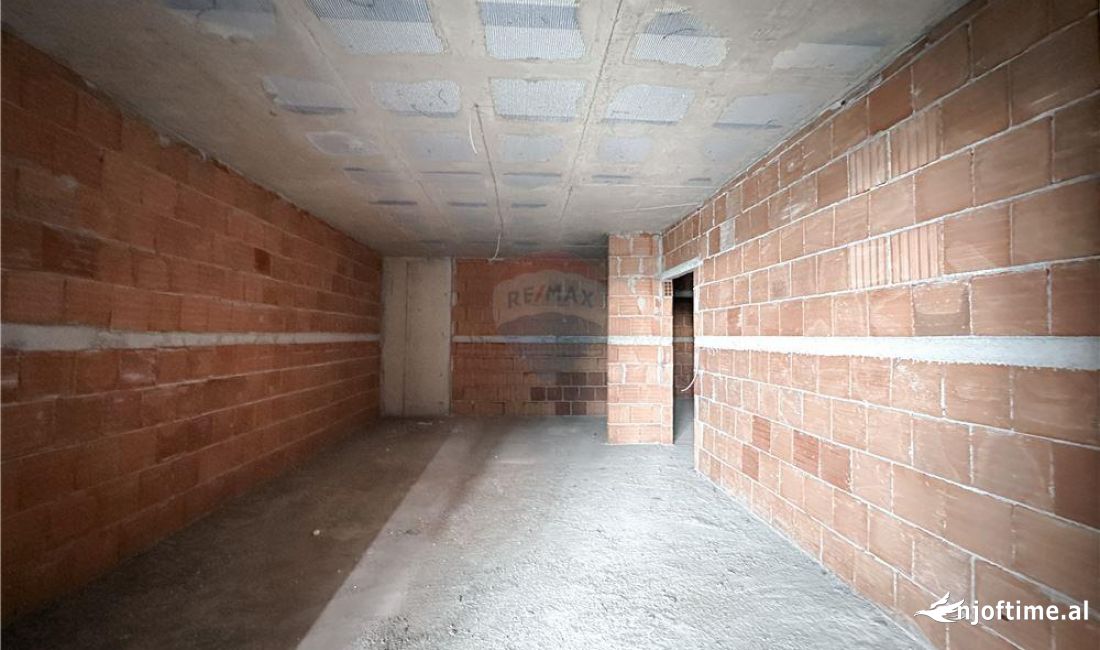 Shtepi ne shitje Apartament ne Tirane, 1+1, Mobilimi Bosh, pa mobiluar, Pagesa 90,000  Euro.