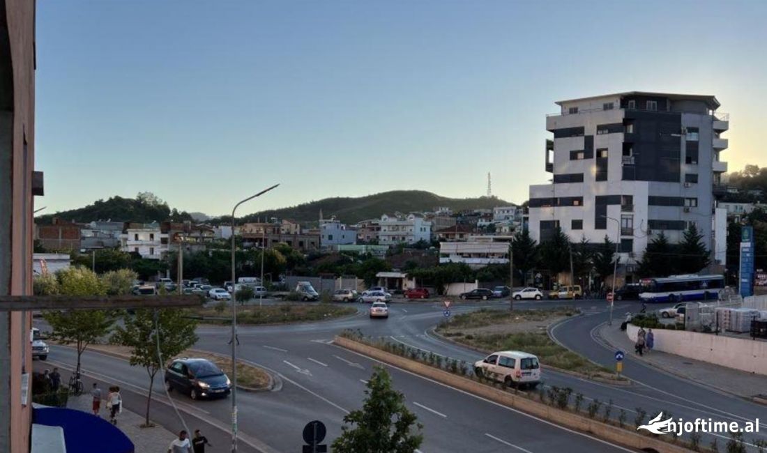 ---Shitet njesi ne Bulevardin *Migjeni---