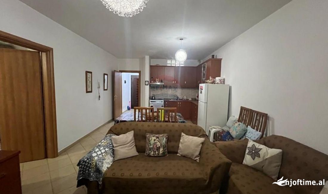 Shtepi ne shitje Apartament ne Tirane, 1+1, Mobilimi E mobiluar, Pagesa 97,000  Euro.