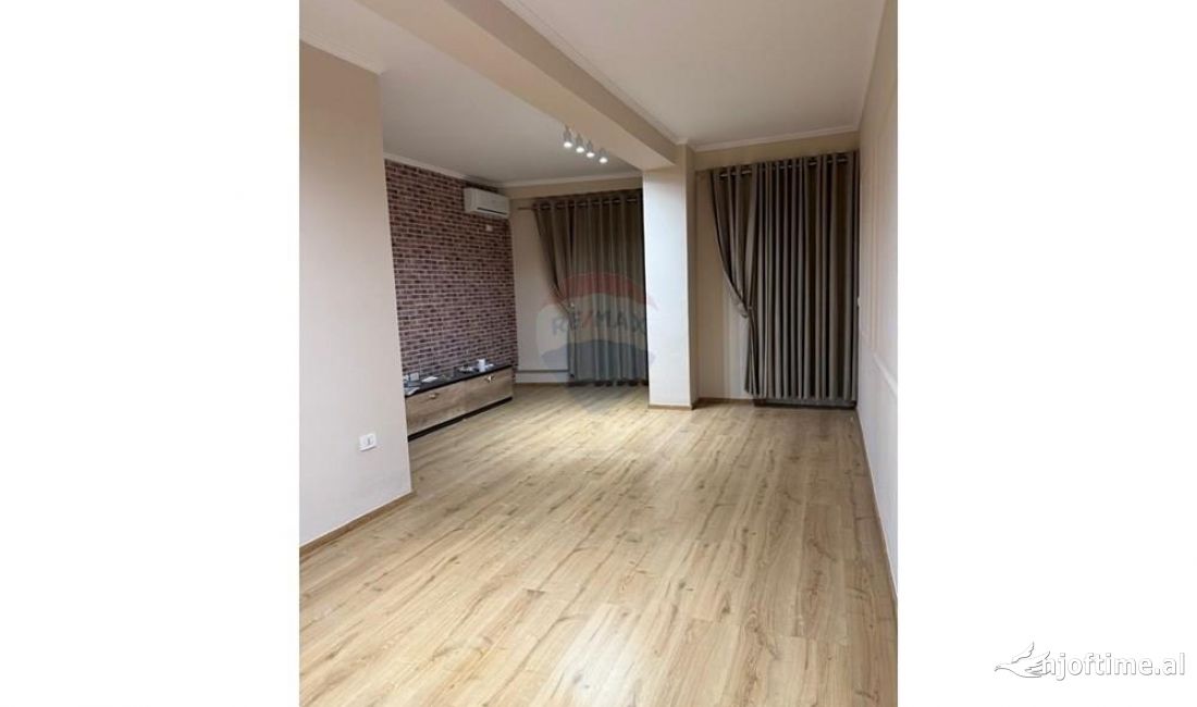 Ambient per zyra+post parkimi  me qira tek Komuna e Parisit 