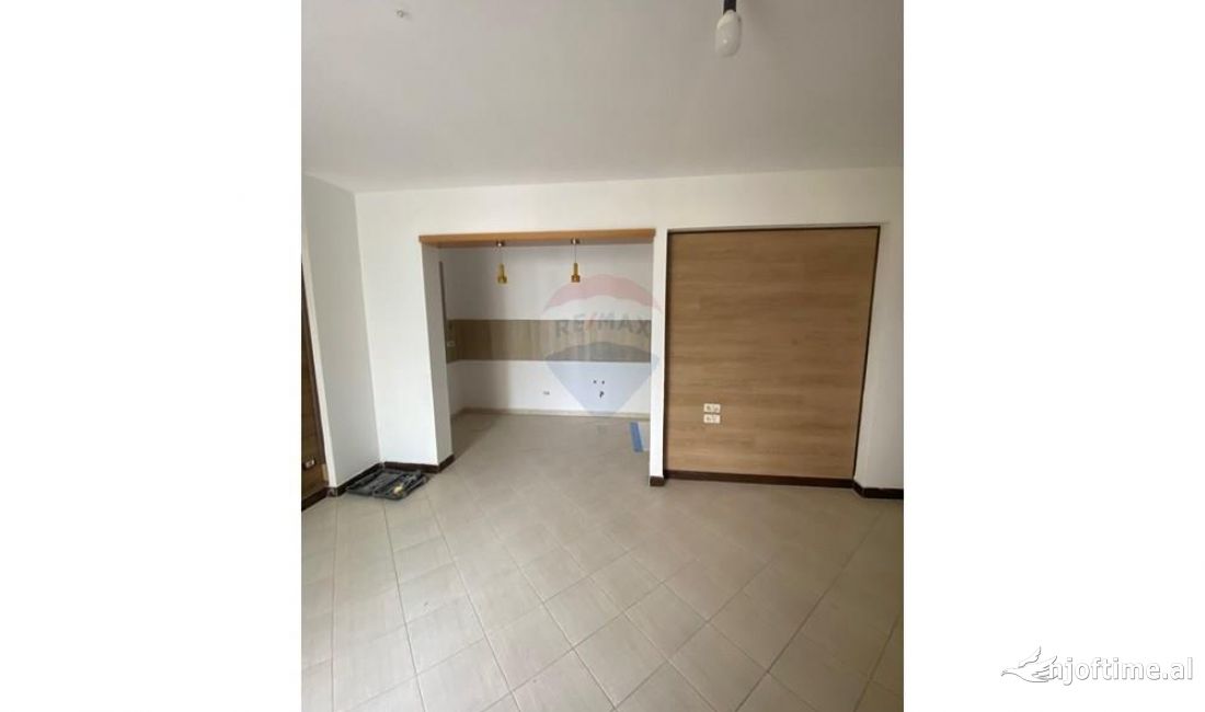 Shtepi ne shitje Apartament ne Tirane, 2+1, Mobilimi E mobiluar, Pagesa 177,000  Euro.