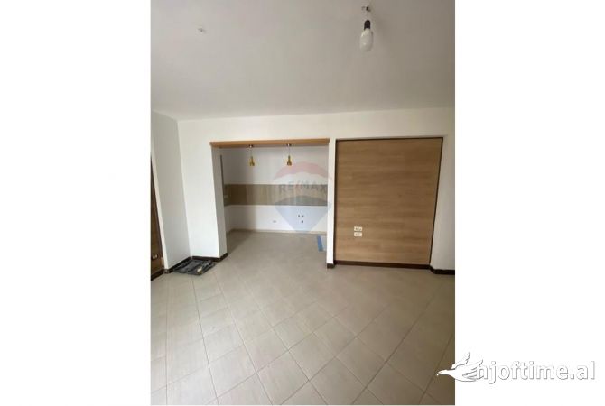 *Apartament 2+1 per shitje, Rr. e Kavajes*