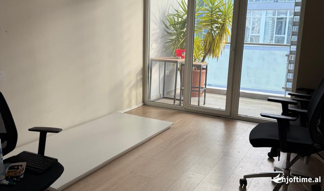 Ambient per zyra me qira tek Komuna e Parisit 