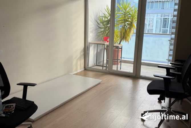 Ambient per zyra me qira tek Komuna e Parisit 