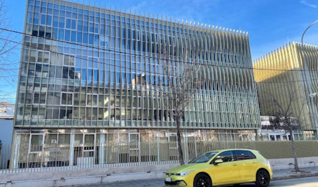 Jepet me qera super Ambient biznesi  📍Gjimnazi Sami Frasheri , rr e Barrikadave  💶Cmimi 400Euro  