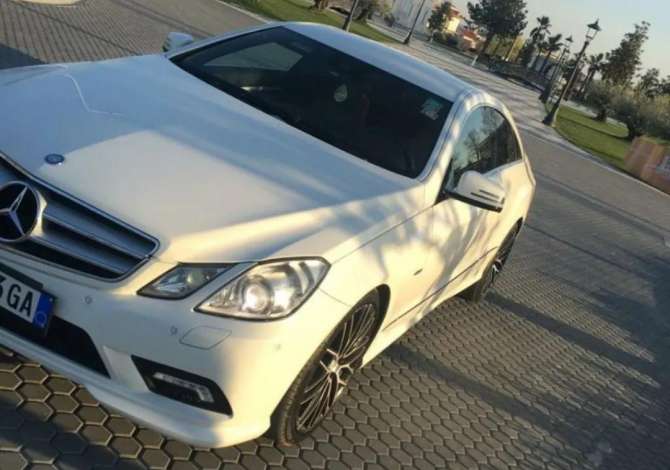 Jepet me Qera makina Mercedes Benz E Class duke filluar nga 80 Euro dita