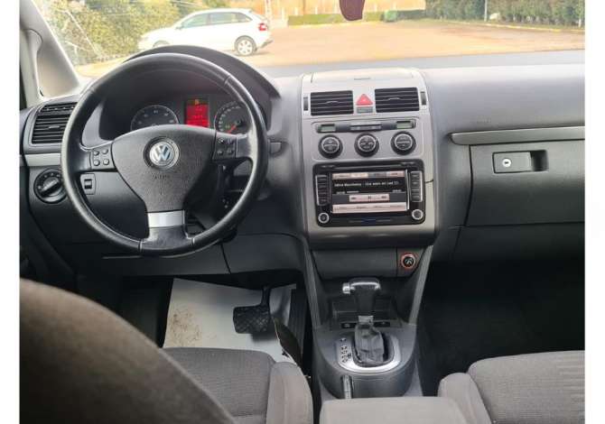 Jepet me qera Volkswagen Touran duke filluar nga 35 euro ne dite