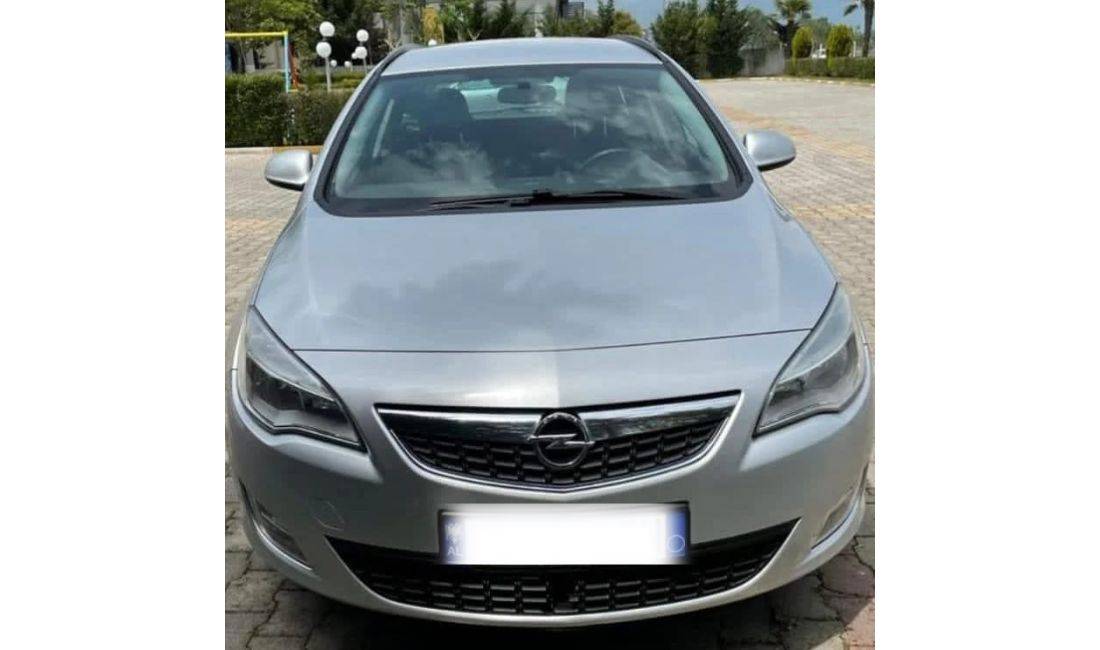 Jepet me Qera Makina Opel Astra duke filluar nga 30 euro dita