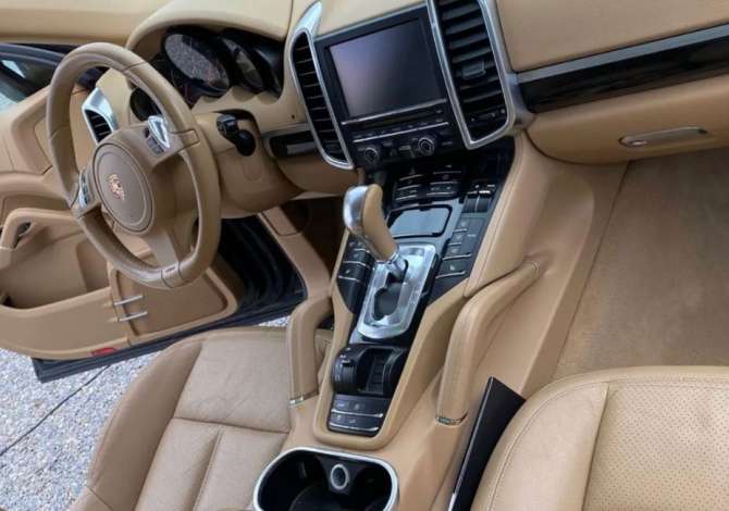 Jepet me qera  Porche Cayenne  duke filluar nga 130 euro ne dite 