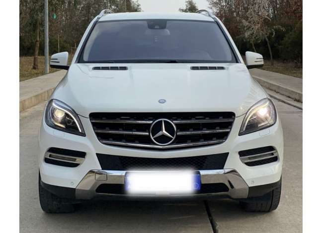 Jepet me qera Makina Mercedes Benz ML 2013 duke filluar nga 90 euro dita