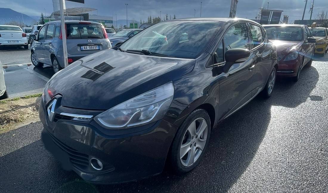 Jepet me qera Renault Clio 2014 duke filluar nga 30 Euro 