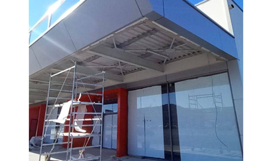 Kompani ndertimi ofron rikonstruksione, punime duralumini, plastike, fasada xhami etj.