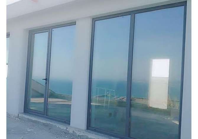 Kompani ndertimi ofron projektim, prodhim dhe instalim per korniza dritaresh, grila, dyer te brendshme alumini, te blinduara etj.