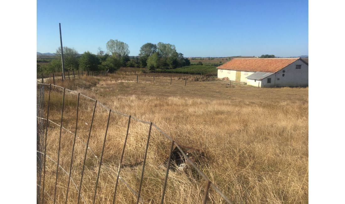 Shitet stalle 290 m2 ne Liqenin e Boces, Durres se bashku me truallin dhe token prej 7 dynym 