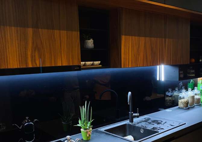 Mobileri per arredimin e apartamenteve, vilave, bareve etj. ofron dhoma gjumi, minibare, divane, kuzhina etj.