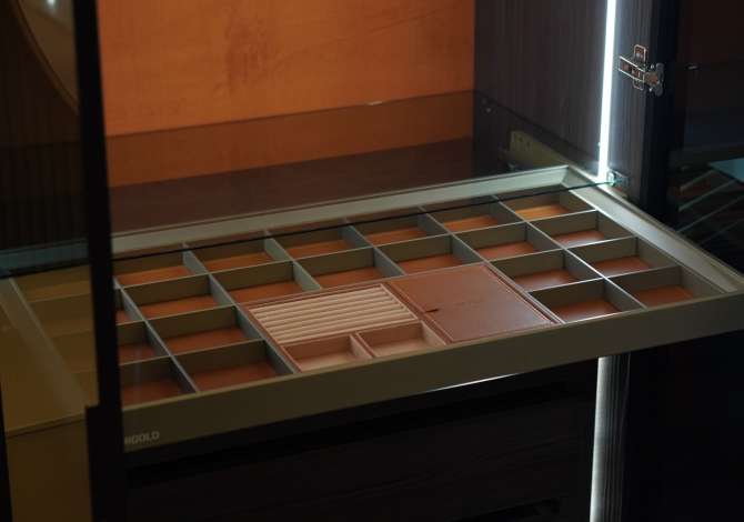 Mobileri per arredimin e apartamenteve, vilave, bareve etj. ofron dhoma gjumi, minibare, divane, kuzhina etj.