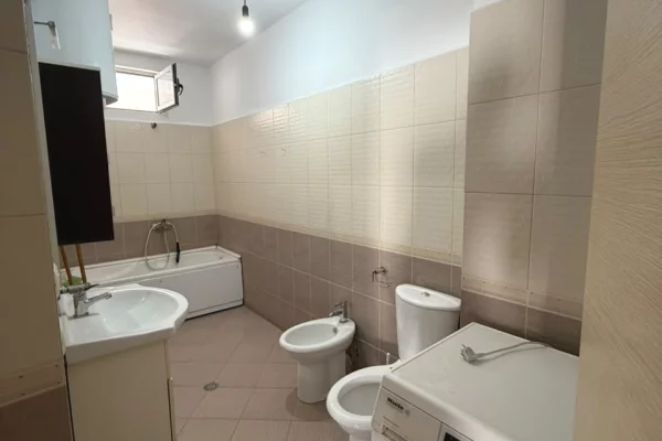 Shtepi ne shitje Apartament ne Tirane, 2+1, Mobilimi E mobiluar, Pagesa 18,000,000  Leke.