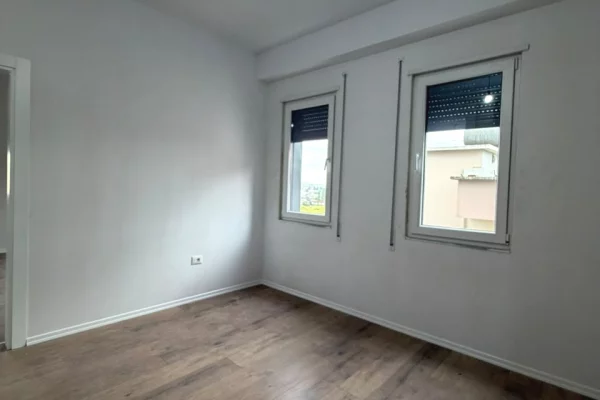 Shtepi me qera Apartament ne Tirane, 2+1, Mobilimi Pjeserisht e mobiluar, Pagesa 35,000  Leke.