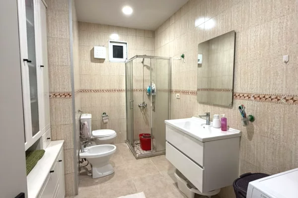 Shtepi ne shitje Apartament ne Tirane, 2+1, Mobilimi E mobiluar, Pagesa 24,500,000  Leke.