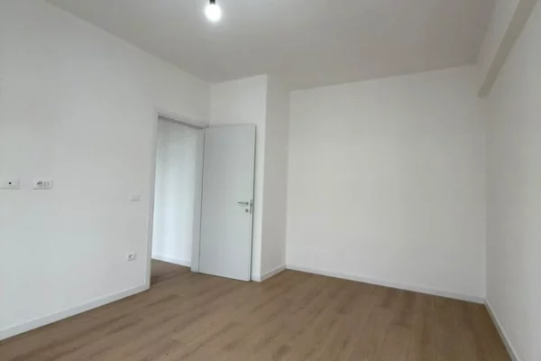 Shtepi ne shitje Apartament ne Tirane, 1+1, Mobilimi Bosh, pa mobiluar, Pagesa 91,000  Euro.