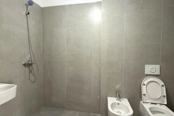 Shtepi ne shitje Apartament ne Tirane, 1+1, Mobilimi Bosh, pa mobiluar, Pagesa 91,000  Euro.