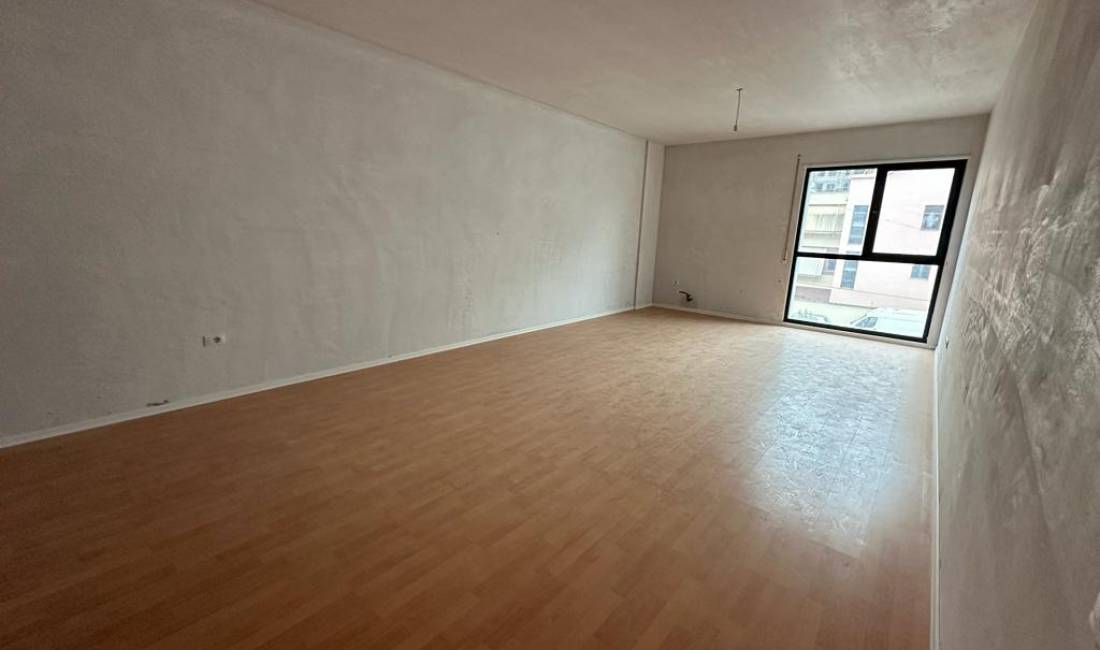 Shtepi ne shitje Apartament ne Tirane, 1+1, Mobilimi Bosh, pa mobiluar, Pagesa 120,000  Euro.