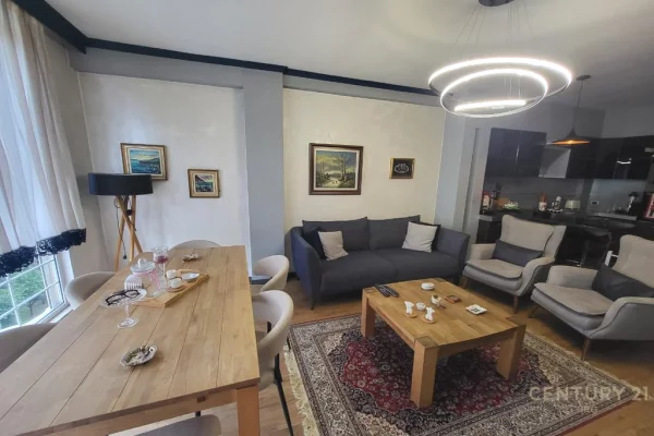Shtepi ne shitje Apartament ne Tirane, 2+1, Mobilimi E mobiluar, Pagesa 258,000  Euro.