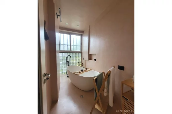 Shtepi ne shitje Apartament ne Tirane, 2+1, Mobilimi E mobiluar, Pagesa 258,000  Euro.