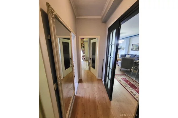 Shtepi ne shitje Apartament ne Tirane, 2+1, Mobilimi E mobiluar, Pagesa 258,000  Euro.