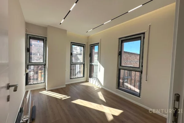 Shtepi ne shitje Apartament ne Tirane, 2+1, Mobilimi Bosh, pa mobiluar, Pagesa 210,000  Euro.