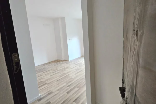 Shtepi ne shitje Apartament ne Tirane, Garsoniere, Mobilimi Bosh, pa mobiluar, Pagesa 95,000  Euro.