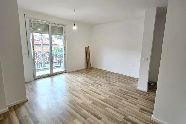 Shtepi ne shitje Apartament ne Tirane, Garsoniere, Mobilimi Bosh, pa mobiluar, Pagesa 95,000  Euro.
